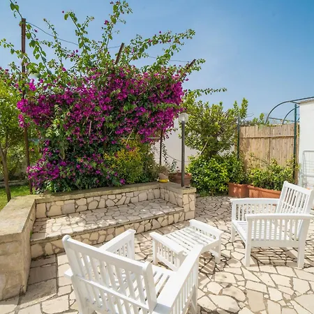 Вилла Lisa With Huge Pool And Garden - Happy